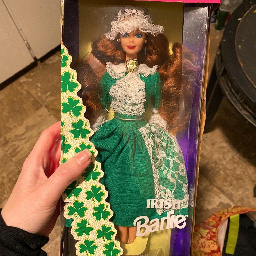 🍀Irish Barbie Doll in box!☘️Box is in good shape! But one side is already open